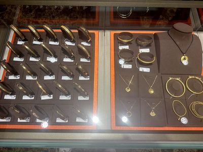 金價瘋漲與金飾冷遇 消費者為何在黃金飾品前“猶豫不決”？